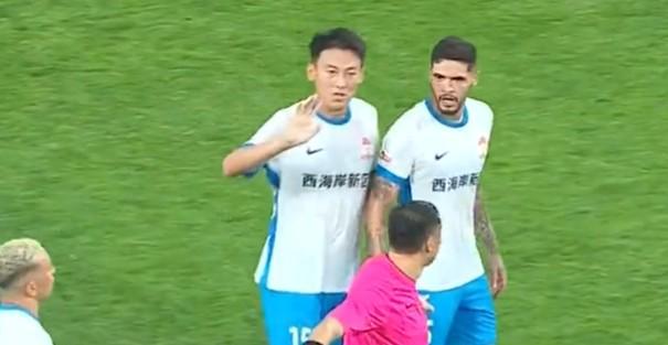 王鹏遭遇交通事故后，西海岸球迷在比赛第15分钟高喊王鹏加油